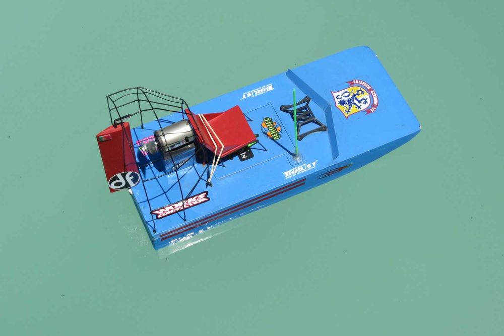 Hidrodeslizador em balsa; motor elétrico instalado Graupner Speed 500