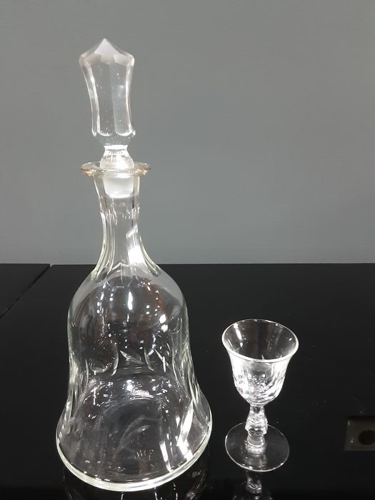 Garrafa  e cálices de vidro434200595745351681