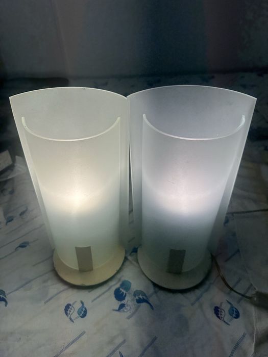 Um par de candeeiros de mesa cabeceira