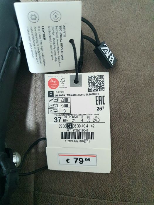 Черевики Zara з перлинними ремінцями.