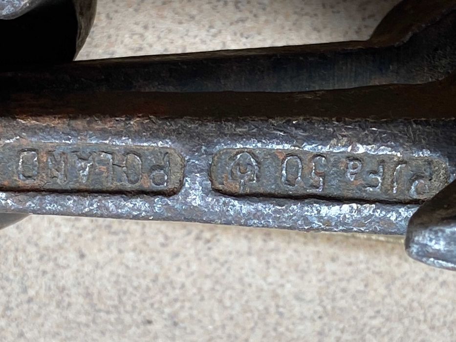 Stary ścisk metalowy. (1)