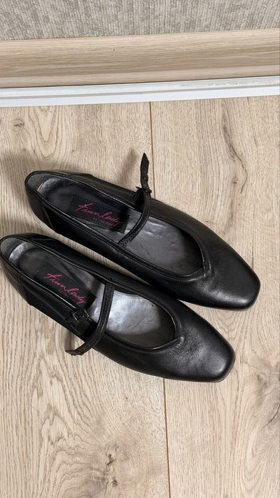 Класичні чорні туфлі у стилі Mary Jane з ремінцем