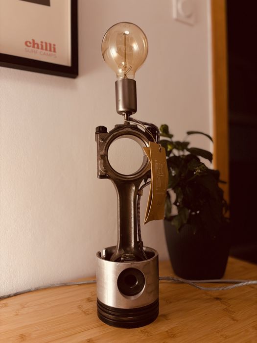 Wyjątkowa lampa stołowa REC.ON – z części samochodowych, nowa!
