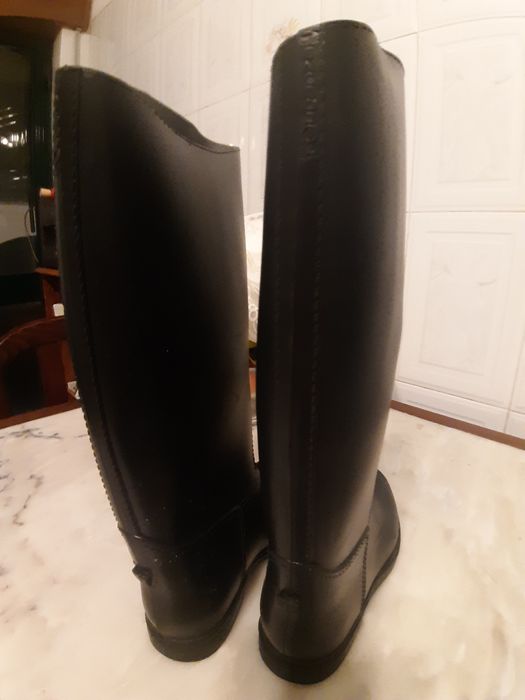 Vendo botas de cano alto para menina muito baratas