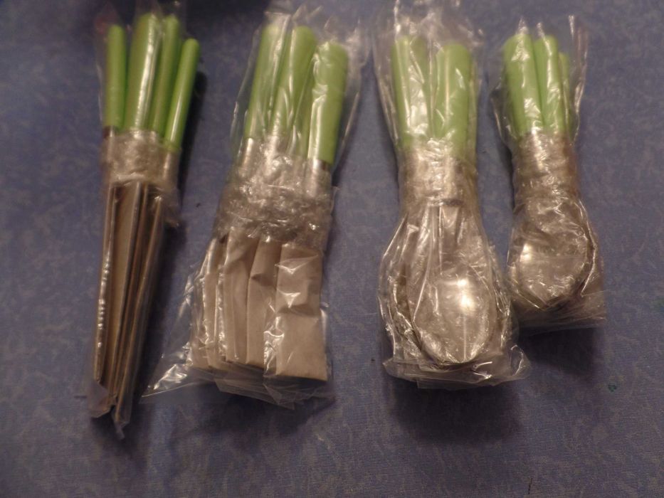 New/Sealed 24-Piece Cutlery Set (C8)64862174996609124
