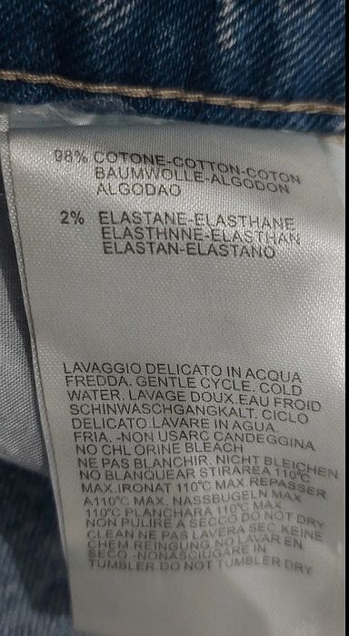 Spodnie z dziurami oraz zdobione cyrkoniami
