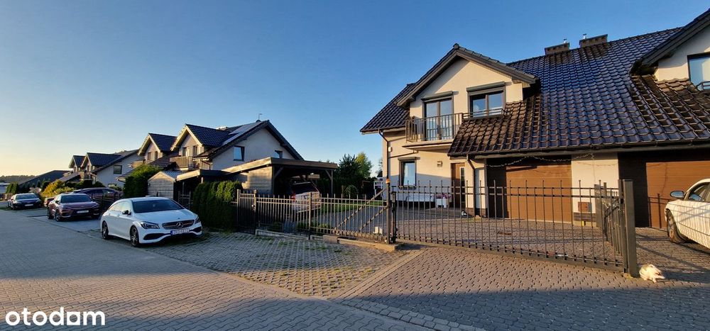 Dom bliźniak z garażem|wiata|utwardzony dojazd|media|do zamieszkania