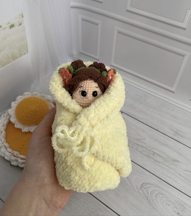 Казковий будиночок з лялечкою звʼязаний  гачком