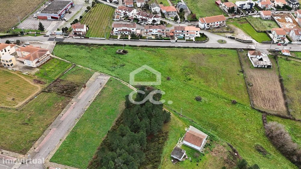 Lote de terreno destinado à construção de moradia, situado em uma loca