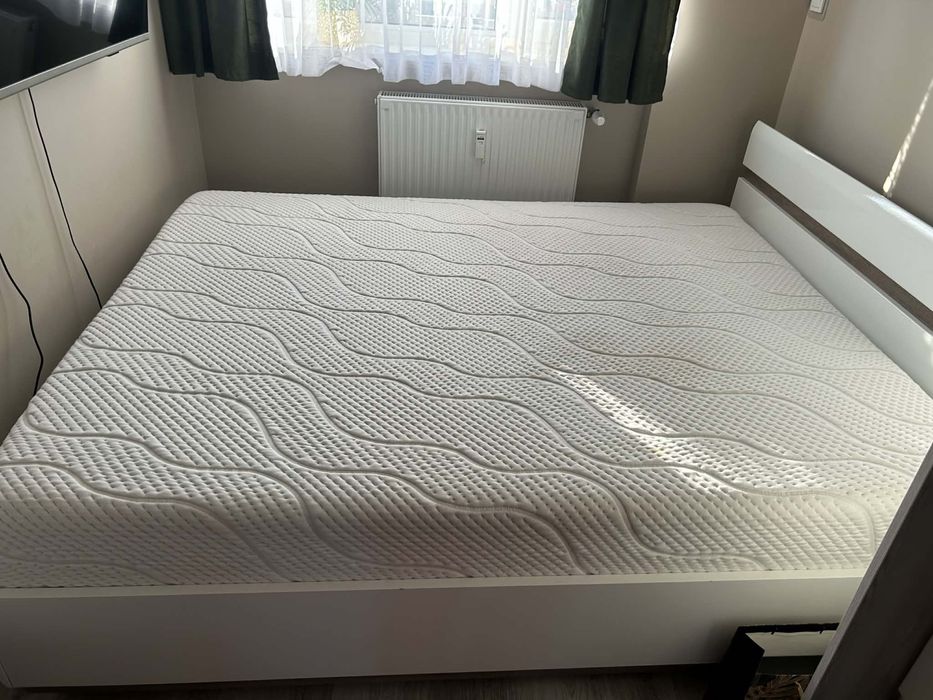 Sprzedam łóżko z materacem.