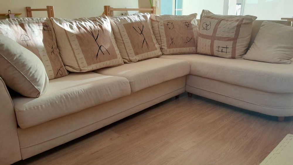Vendo sofá em L (2,60 x1, 80), com almofadas. Com 5 lugares sentados.