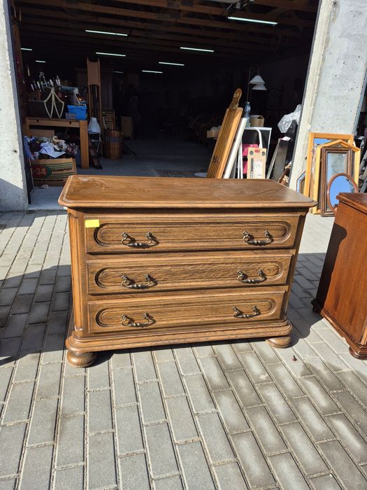 Masywna szafka dębowa bielizniarka