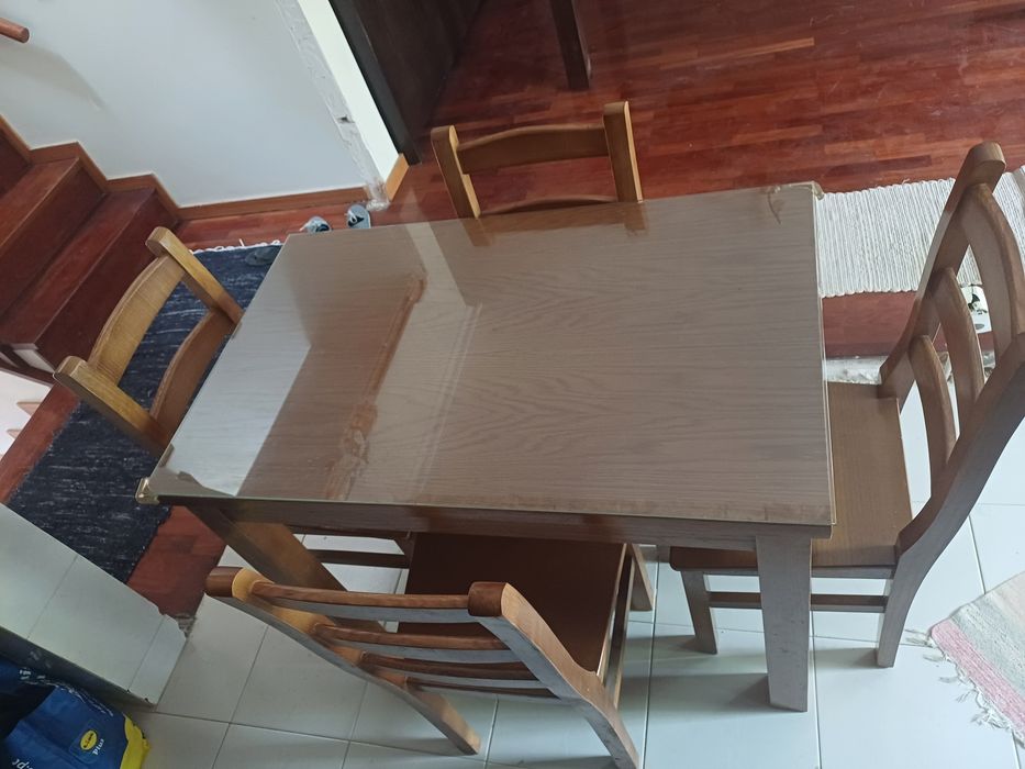 Mesa e 4 cadeiras em madeira