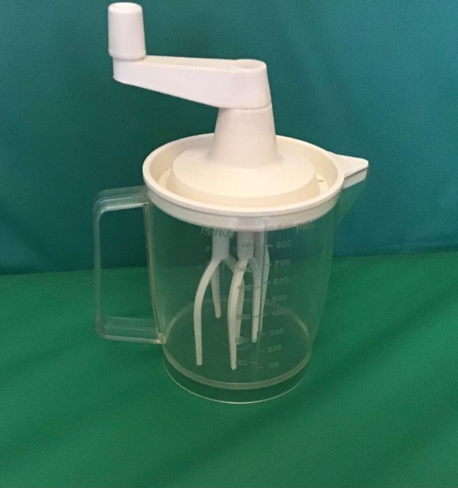 Ręczny mikser z pojemnikiem z miarką .