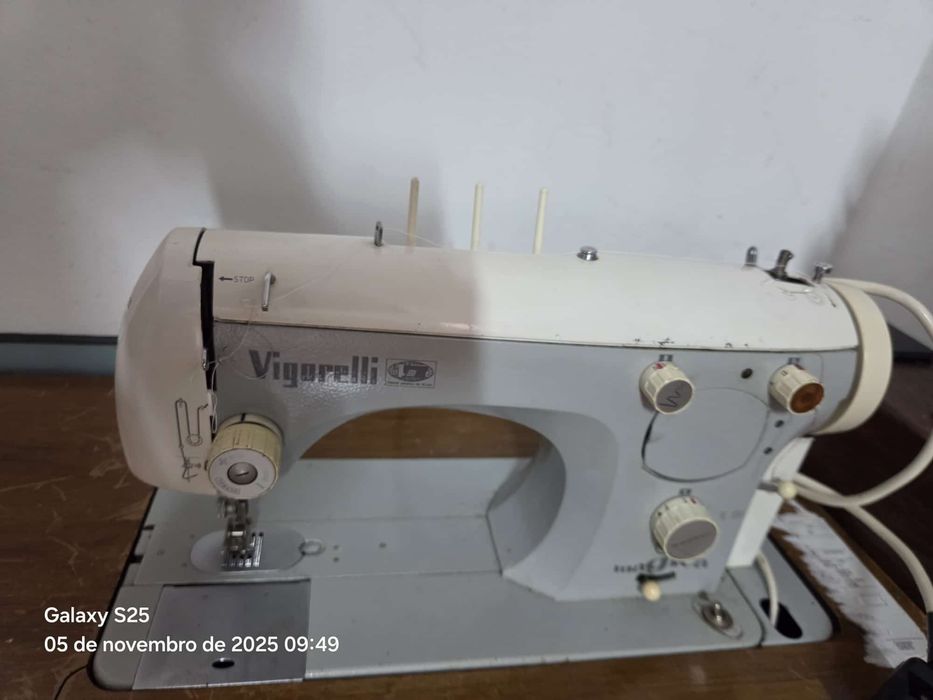 Máquina de costura faz ponto reto Zig Zag e borda