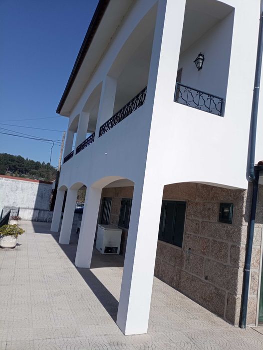 Arrendo casa T3 com salão