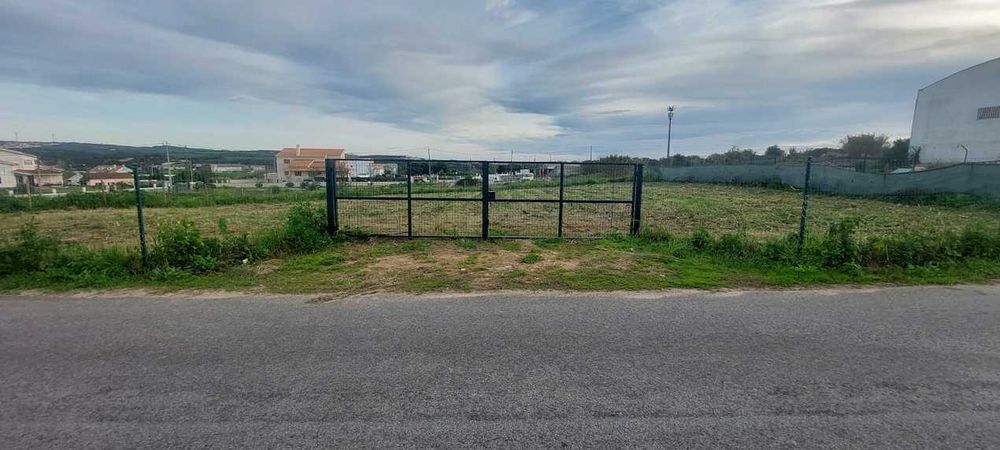Arrendo terreno vedado com 1.500m2, com eletricidade e água na zona de Pero Pinheiro