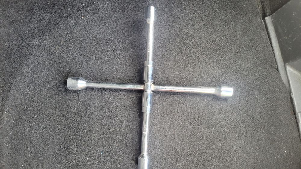 Macaco de carro e  chave de roda