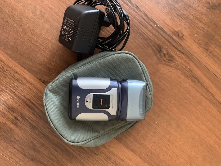 Електро бритва Vitek в робочому стані