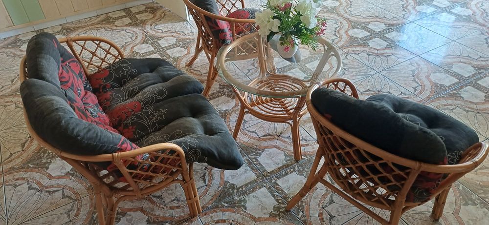 Zestaw mebli rattanowych – sofa, 2 fotele, stolik szklany – bardzo dob