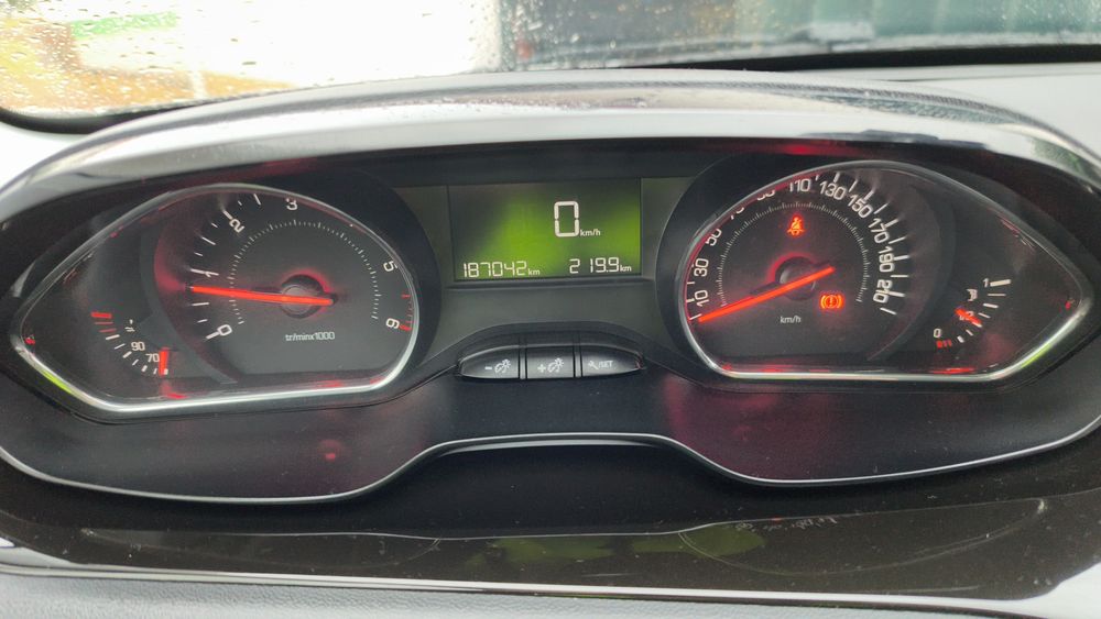 Peugeot 208 como novo
