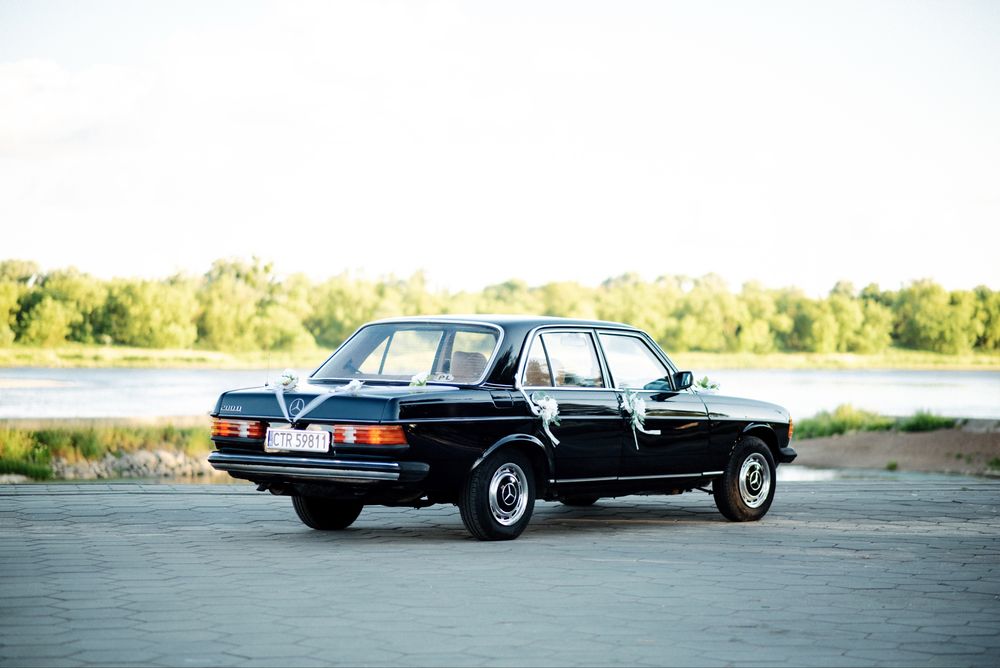 Czarny Mercedes w123
