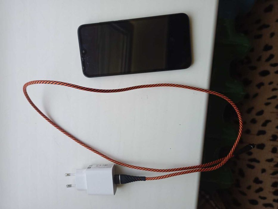 Продам телефон, тріснутий екран, а так все працює