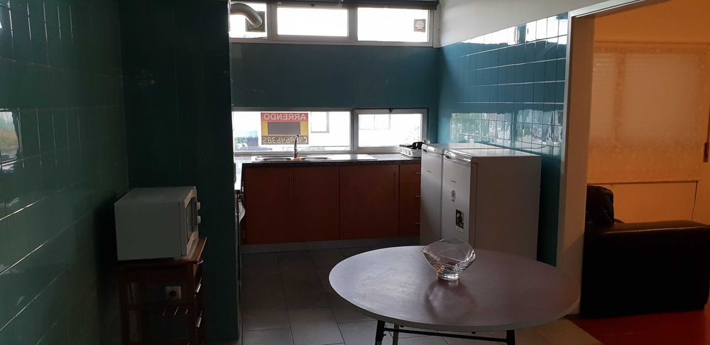 Arrendo quarto na Rua dos Covões, rua principal, a 9 min a pé da ESTeSC / ESEnfC, com transportes à porta e recibo de renda.