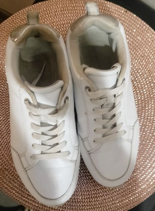 Buty damskie podwyższone lekko