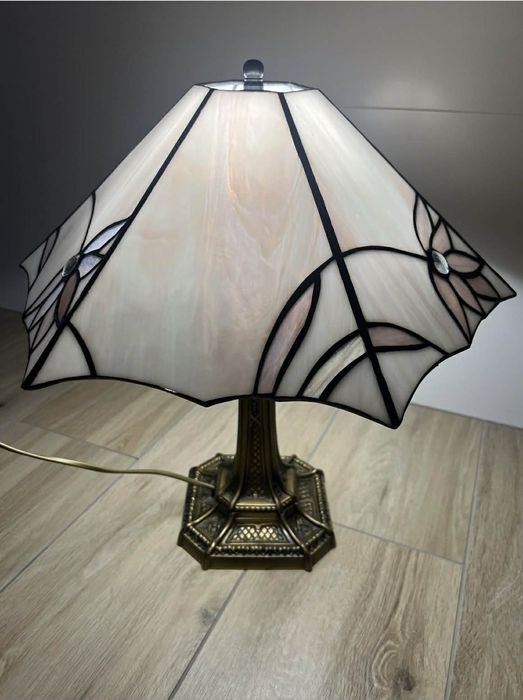 lampa stołowa witrażowa w stylu Tiffany