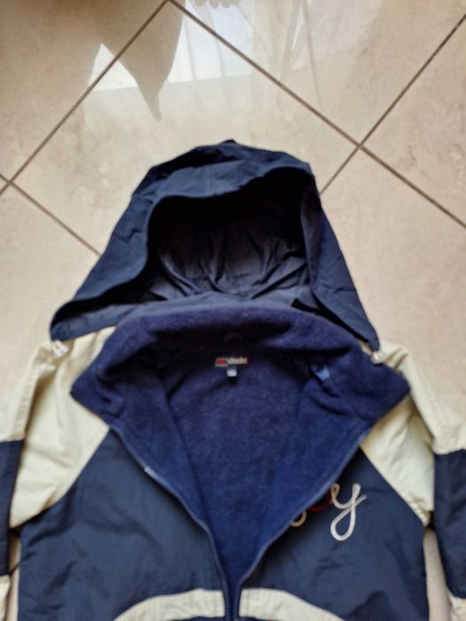 Przejsciowa kurtka z polarkiem i odpinanym kapturem, rozm. 122