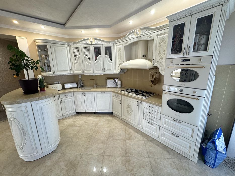 Сучасний будинок з закритим басейном