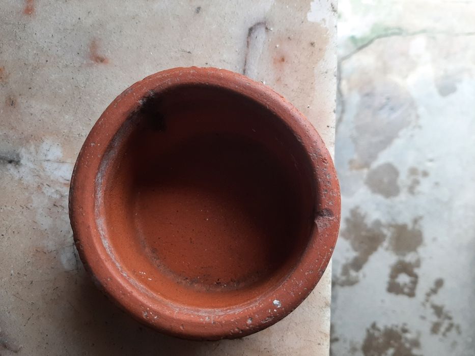 Pequeno pote em barro.