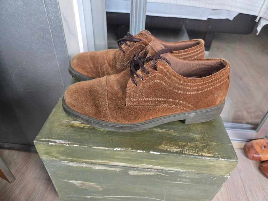 Sapatos de homem de camurça castanha da ECCO