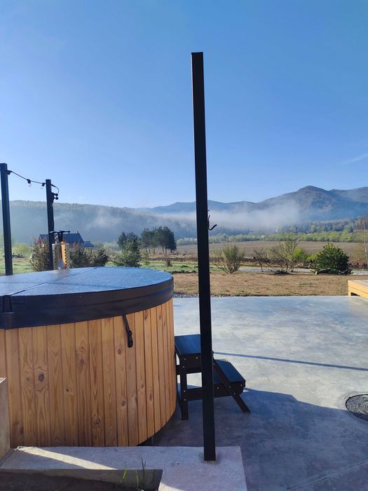 Шикарный сучасный котедж з мальовничими краєвидами гори Карпати є чан