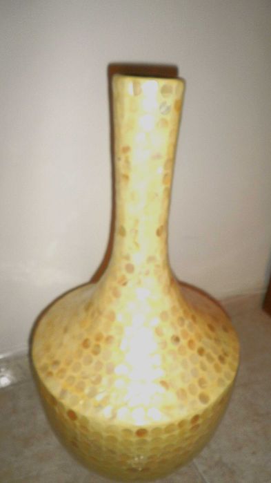Vaso decorativo em cerâmica de baixa densidade