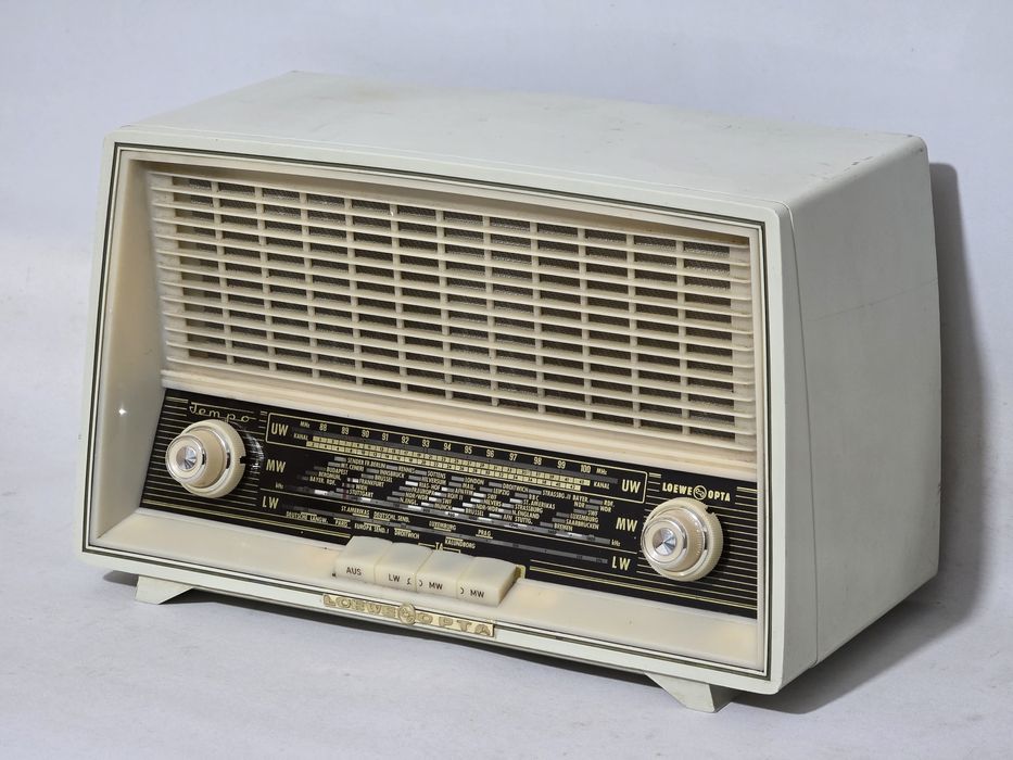 Rádio antigo reparado Loewe-Opta