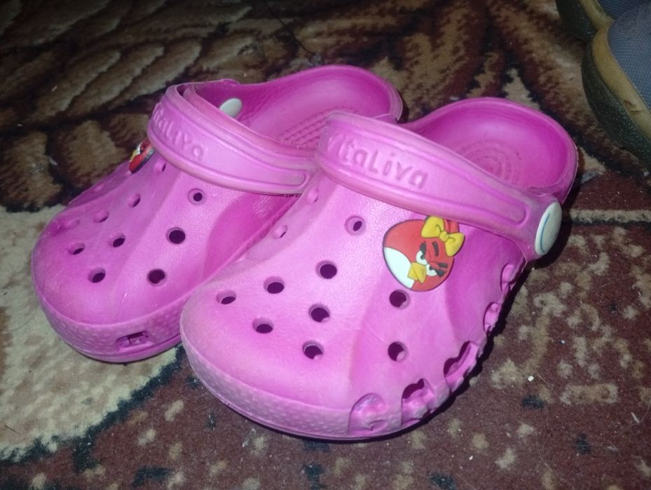 Отдам бесплатно обувь на маленькую девочку