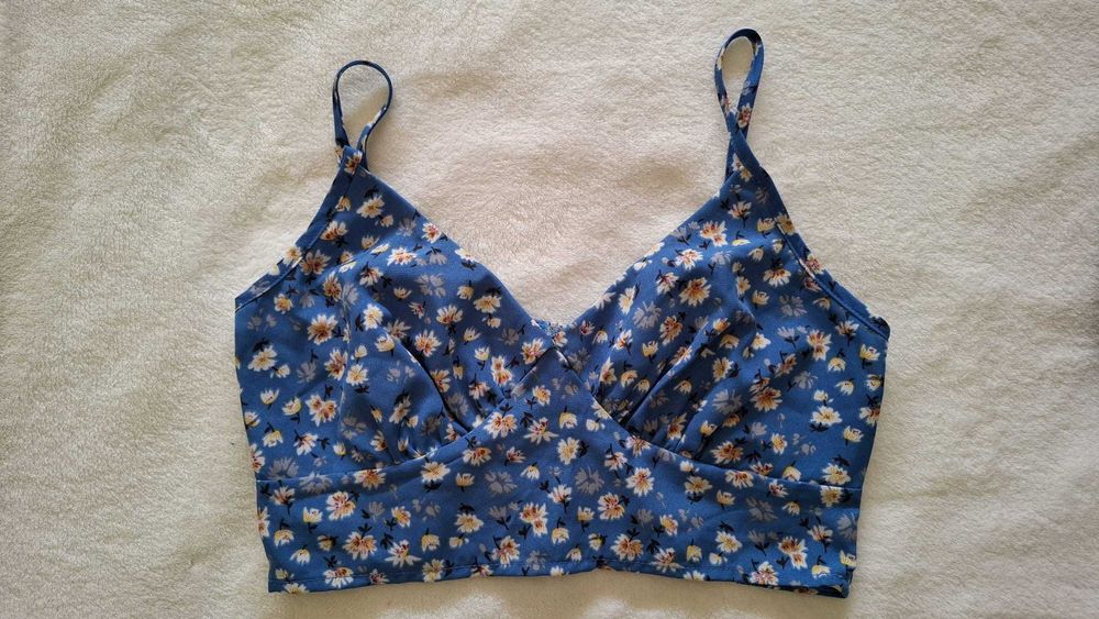 Top curto com flores, como novo