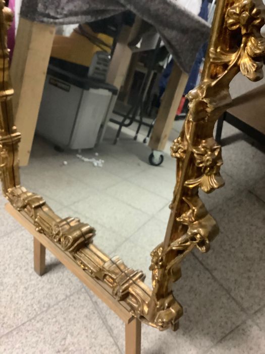 Espelho com frame trabalhado em gold