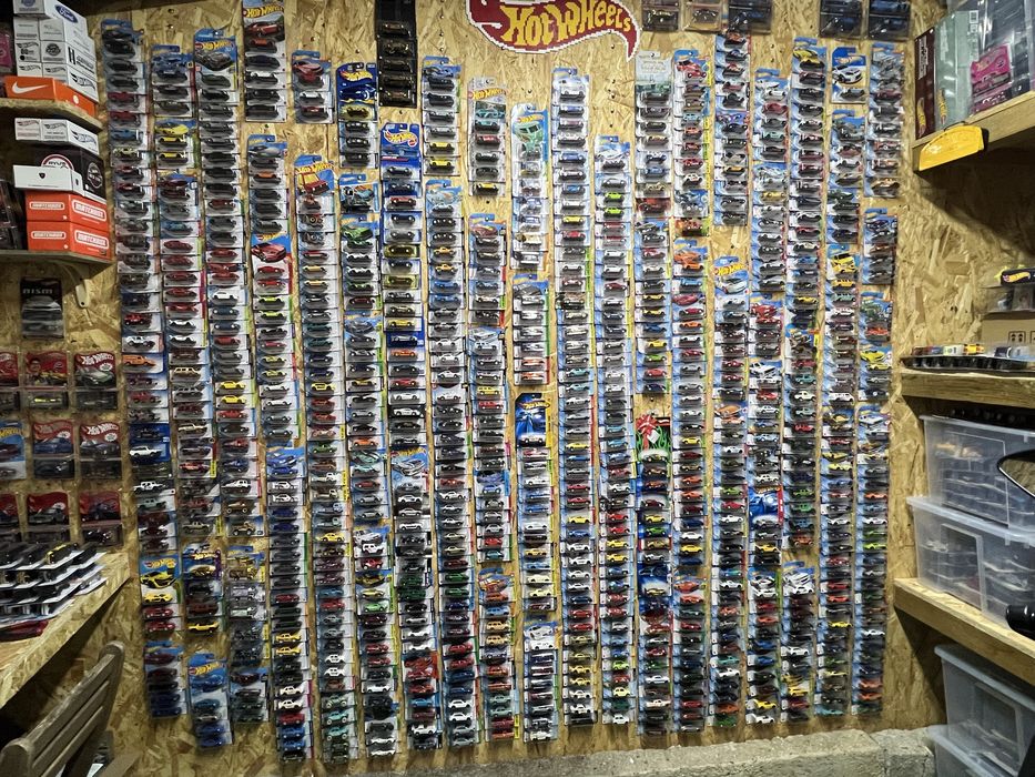 Coleção de 1050 hotwheels Mainline selados