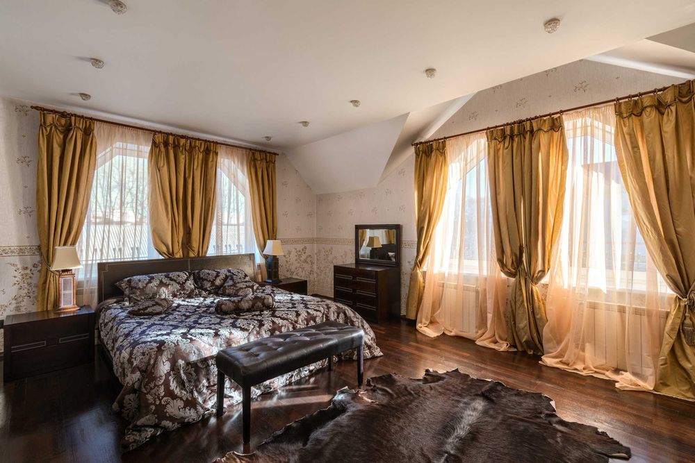 Дизайнерский дом с бассейном  посуточно . Красивый сад с озером, сауна