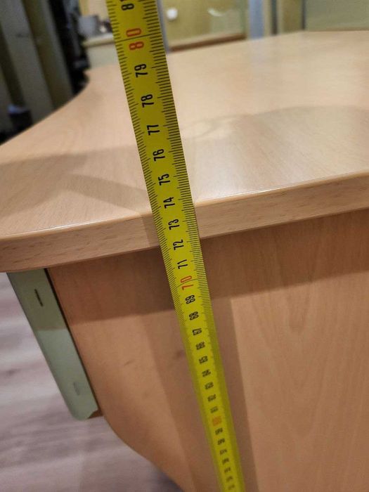 Продам 2 письменных  стола