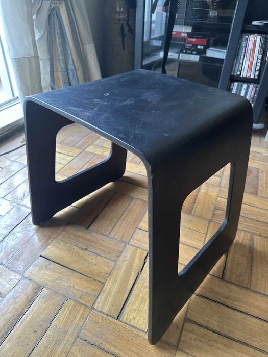 Mesa de apoio em madeira contraplacada e lacada a preto