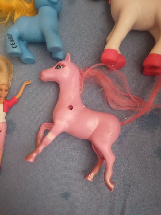 Zestaw zabawek konie i inne