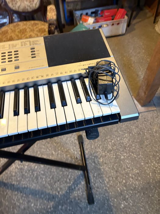 Keyboard Yamaha ze statywem
