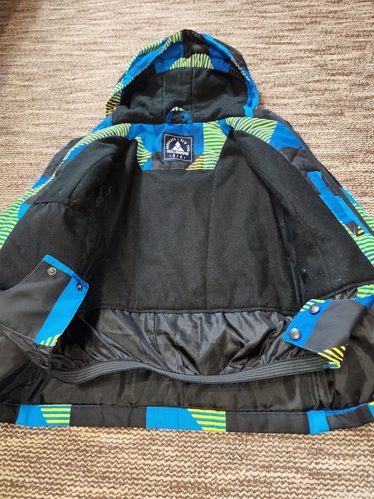 Дитяча лижна куртка в ідеальному стані підійде до 5 років