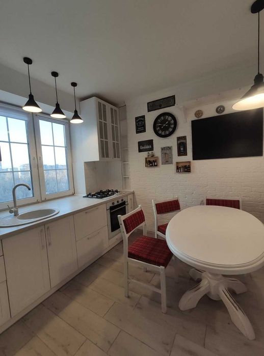 Продам чотирикімнатну квартиру з видом на набережну