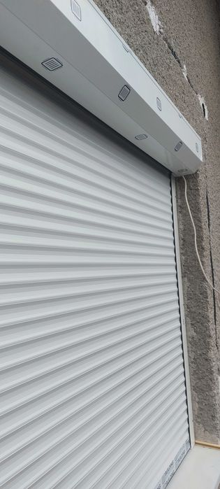 Bramy garażowe , segmentowe, rolowane, stalowe. Rolety zewnętrzne