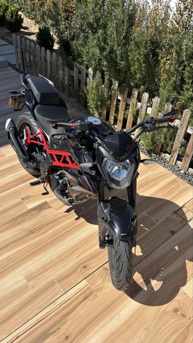 Benneli bn125 preta e vermelha